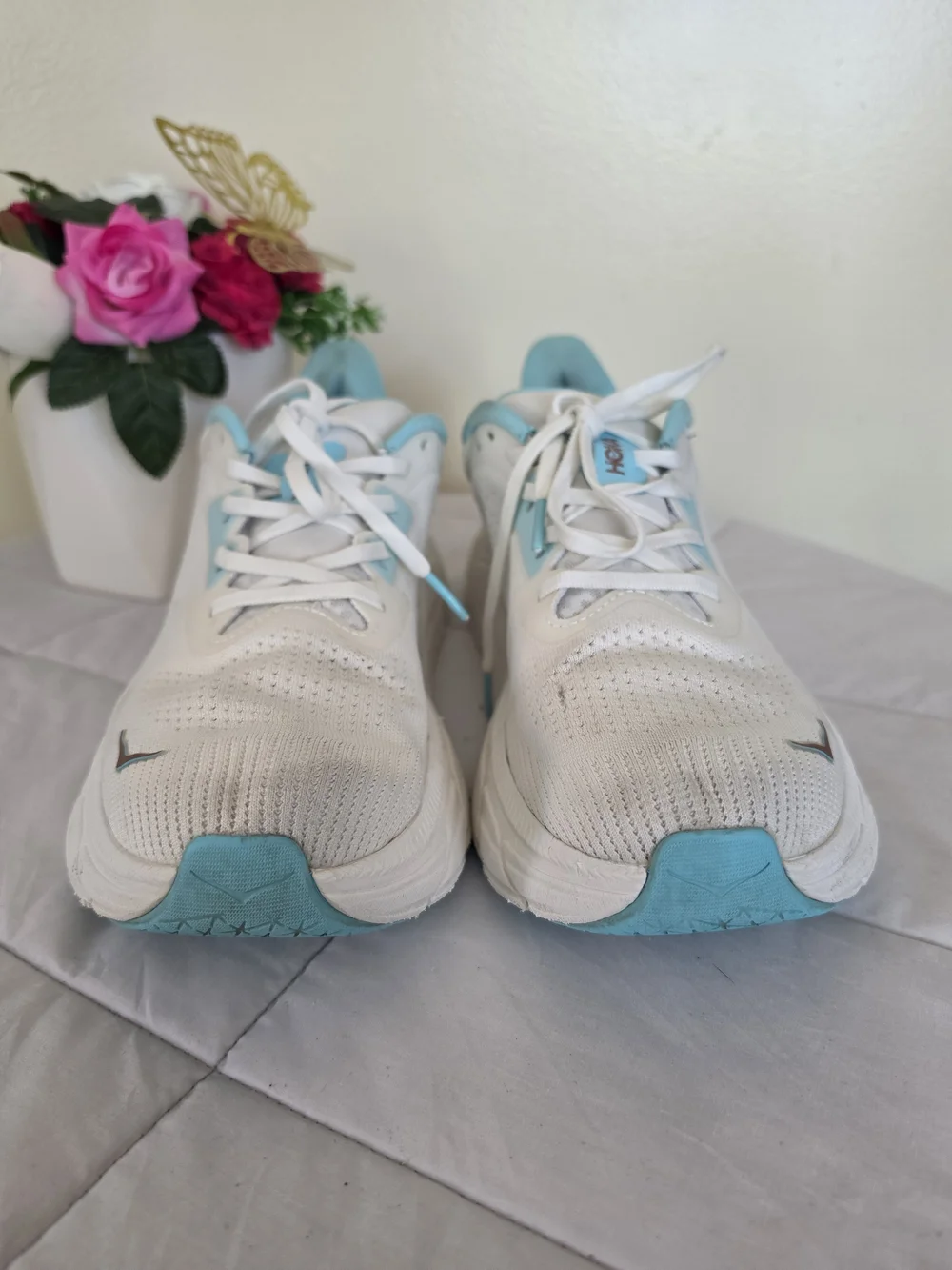 Hoka Arahi 7 Women's White & Light Blue Plush Running Shoes Size 11B